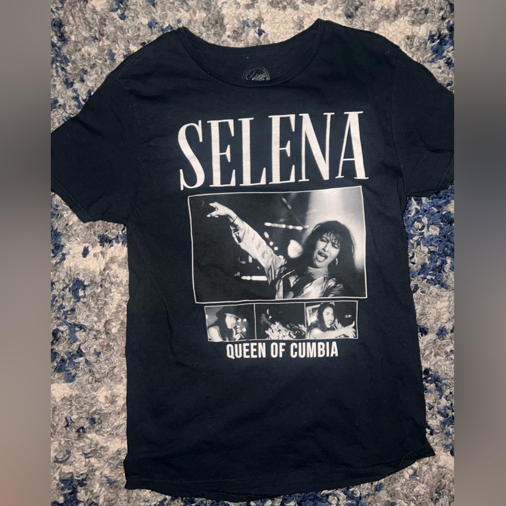 Selena Graphic Tee